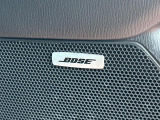 【BOSEサウンドシステム】メーカーオプションの高品位サウンドシステムを搭載。専用のチューニングが施された大小様々なスピーカーから良質なサウンドが奏でられ、臨場感あふれる音響空間を演出します。