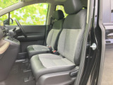 前席は視界を遮りにくいすっきりした配置で、運転席と助手席の空間にゆとりが感じられます。座面と背もたれの配色にもまとまりがあり、乗り降りの際もアクセスしやすい設計です。