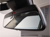 MINIではルームミラーの裏側にETCの車載器が内蔵されており、別途で車載器の購入必要なしで非常にスマート。皆様が驚かれるポイントのでもあります