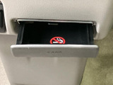 開閉式の収納スペースを備え、使わないときは閉じておけるつくりです。禁煙を示すマークがあり、車内での過ごし方にも配慮された、手の届きやすい位置にあります。