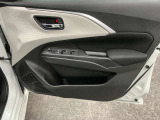 【運転席ドア】ドリンクホルダーと収納ポケットがあります。