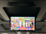 天井に設置されたモニターで、後席から映像を楽しめます。停車中の待ち時間に映像を視聴する際にも便利で、同乗者それぞれの過ごし方をサポートします。