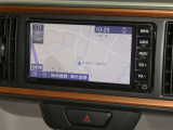 【7インチ純正ナビ】純正ナビを装備。タッチパネル式で使いやすく、詳細地図により目的地をピンポイントで設定できます。初めての道でも迷いにくく、ロングドライブも快適ですよ♪