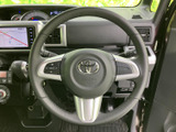 手元にはオーディオ操作用のスイッチが備わり、運転姿勢を保ちながら必要な操作を行いやすい仕様です。メーターも前方に見渡せ、日常の運転をサポートします。