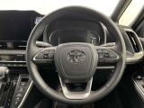 快適な操作性の運転席、ハンドルも綺麗に清掃済みです!もちろん安全を守るエアバッグも装備しているので安心してお乗りいただけます(^^)