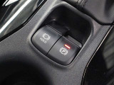 「HOLD」スイッチを押し、システムONの状態にしておくことで、渋滞や信号待ちなどでブレーキを踏んで停車した時にブレーキを保持。アクセルを踏むと解除されます。