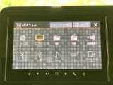 テレビやラジオ、Bluetooth、USBなどの選択肢が画面に並び、使いたい音源を選びやすい構成です。アイコンで項目を確認でき、日常の移動に合わせて活用できます。