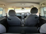 ミニ クーパーSの運転席の状態です。操作しやすく機能的な室内です。