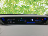 速度や走行に関する情報がまとまって表示され、運転中に必要な内容をひと目で確認しやすい配置です。表示に視線を向けやすく、日々の運転を支える実用的なメーター廻りです。