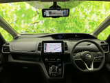 運転席まわりは前方を見渡しやすい配置で、メーター類やナビ画面も視線を移しやすい位置にあります。座席からの視界も広く、毎日の運転を落ち着いて始められます。