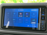 AVメニューにはラジオやテレビ、Bluetooth、USBなどの選択肢が並び、目的に合わせて選びやすい構成です。日々の移動に合わせて音楽や各種メディアを活用できます。