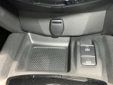 スマホや車の鍵など、ちょっとした小物を置くのに便利なスペース★
