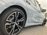 【BMWアロイホイル】軽量かつ強度に拘ったアロイホイル。走行性能ポテンシャルを引き出す設計。車の足元を引き締めてくれる大きなポイントはアロイホイルです。
