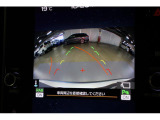 バックカメラ装備。運転席からは死角になる場所をカメラが補完しますので安全です。また、ガイド線が曲がる方向に動くタイプなので、初めての駐車場に止めるときや縦列駐車などの時に便利です。