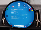 【ⅰドライブナビゲーション】文字情報も鮮明に表示する高解像度カラーディスプレイを採用。視認性に優れた地図デザインと特徴的な建造物を目印にした描写表示で現在位置を把握できます。地図データの更新も可能です