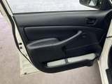 窓の操作部やドアハンドルが見やすくまとまり、乗車中にも手を伸ばしやすい配置です。下部には小物を置けるスペースがあり、普段使いの品を身近に保管できます。