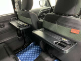 【パーソナルテーブル】フロントシート裏には後席の方が必要に応じて使用できるテーブルが付いています。水拭き可能でお手入れも簡単です。