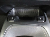 運転席・助手席の肩、腰、下肢にあたる部分を中心にヒーターを配置し、寒い日のドライブも快適です。(HI-LO切替付)